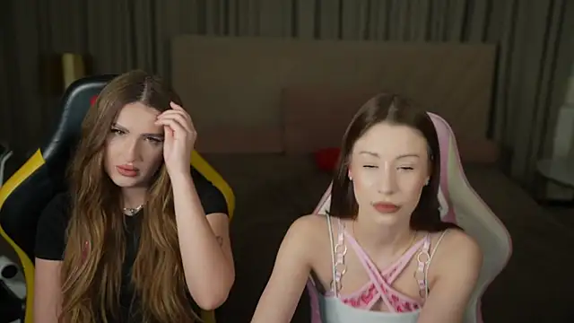 Snapshot of Selena_Glow chatting on 04/20/26, 06:42 Selena Glow online show from 04/20/26, 06:42