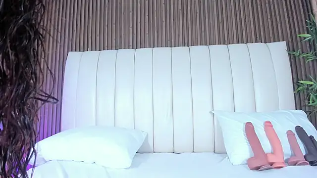 Snapshot of SandraMilerr chatting on 10/15/25, 04:12 SandraMilerr online show from 10/15/25, 04:12