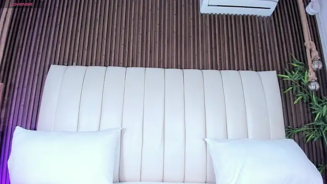 Snapshot of SandraMilerr chatting on 11/15/25, 04:10 SandraMilerr online show from 11/15/25, 04:10