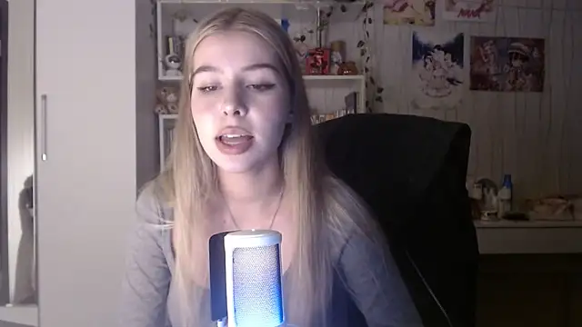 Snapshot of Panzee1 chatting on 10/03/25, 07:44 Panzee1 online show from 10/03/25, 07:44