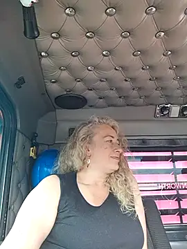 Snapshot of sofiacurvy_45 chatting on 03/14/26, 12:43 sofiacurvy 45 online show from 03/14/26, 12:43