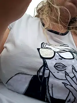 Snapshot of sofiacurvy_45 chatting on 04/14/26, 06:58 sofiacurvy 45 online show from 04/14/26, 06:58