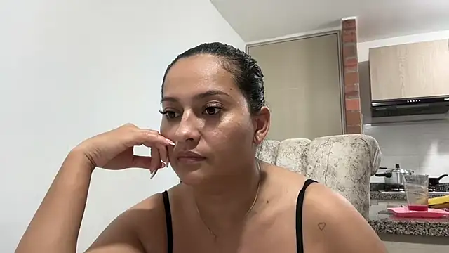 Snapshot of Sophia_copper chatting on 10/17/25, 03:42 Sophia copper online show from 10/17/25, 03:42