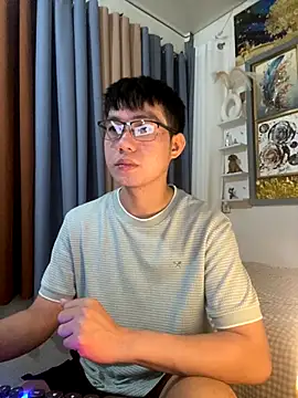 xshyboyx online show from 11/18/25, 02:28