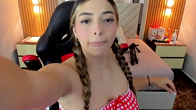 Snapshot of KYLIE_JONES6 chatting on 09/11/25, 02:55 KYLIE JONES6 online show from 09/11/25, 02:55