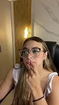 Snapshot of KYLIE_JONES6 chatting on 09/25/25, 03:32 KYLIE JONES6 online show from 09/25/25, 03:32