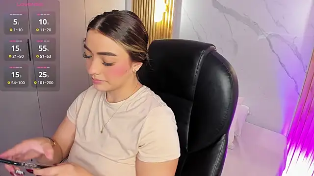 Snapshot of KYLIE_JONES6 chatting on 10/11/25, 02:55 KYLIE JONES6 online show from 10/11/25, 02:55