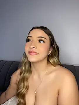 Snapshot of KYLIE_JONES6 chatting on 10/17/25, 10:34 KYLIE JONES6 online show from 10/17/25, 10:34