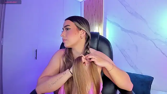 Snapshot of KYLIE_JONES6 chatting on 11/04/25, 03:27 KYLIE JONES6 online show from 11/04/25, 03:27