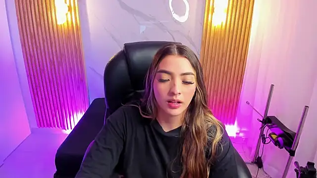 Snapshot of KYLIE_JONES6 chatting on 11/10/25, 03:05 KYLIE JONES6 online show from 11/10/25, 03:05