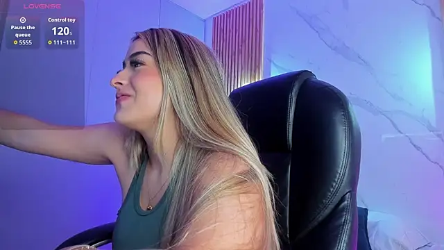 Snapshot of KYLIE_JONES6 chatting on 12/03/25, 03:36 KYLIE JONES6 online show from 12/03/25, 03:36