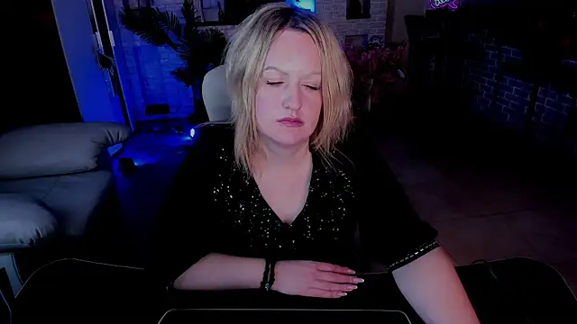 Snapshot of MariemLui chatting on 11/07/25, 02:06 MariemLui online show from 11/07/25, 02:06