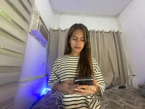 Snapshot of serpenthena_goddess chatting on 10/24/25, 04:42 serpenthena goddess online show from 10/24/25, 04:42