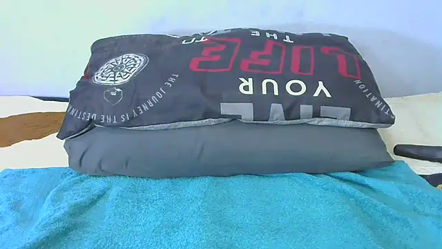 shy-lillyX22 online show from 10/29/25, 08:43