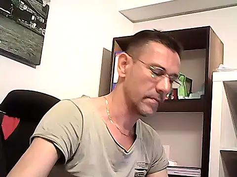 Snapshot of mastercharisma35 chatting on 04/21/26, 09:04 mastercharisma35 online show from 04/21/26, 09:04