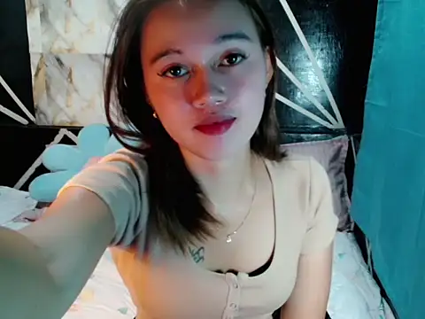 Snapshot of urgirl_mikah chatting on 12/04/25, 05:17 urgirl mikah online show from 12/04/25, 05:17