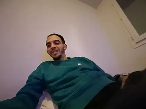 Snapshot of rebeu31313 chatting on 12/14/25, 03:45 rebeu31313 online show from 12/14/25, 03:45