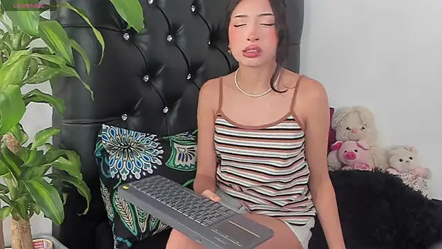 Snapshot of Britney_Rose chatting on 10/30/25, 04:25 Britney Rose online show from 10/30/25, 04:25