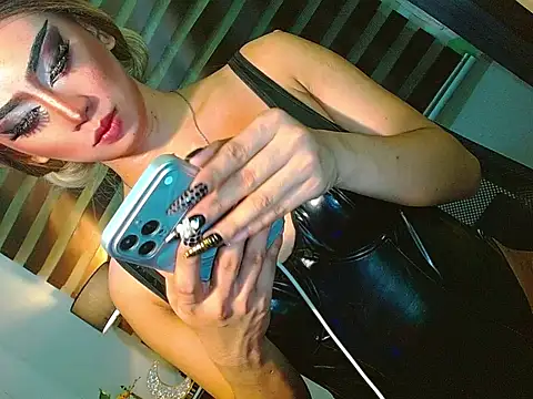Snapshot of Queen_yasii_88 chatting on 06/24/26, 02:05 Queen yasii 88 online show from 06/24/26, 02:05