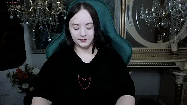 LaraBenson  online show from 11/29/25, 10:51