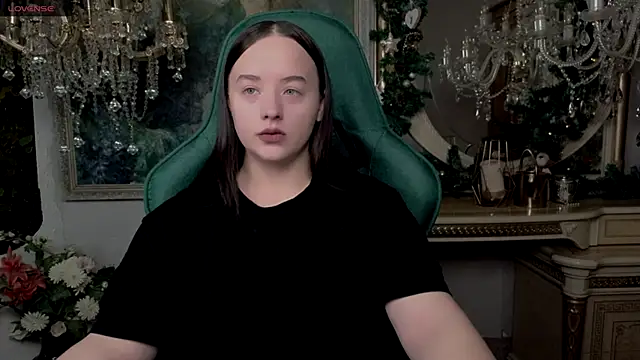 LaraBenson  online show from 12/02/25, 11:15