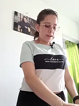 Isabella5 Brown  online show from 10/21/25, 08:20