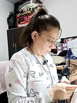 Isabella5 Brown  online show from 10/30/25, 06:52