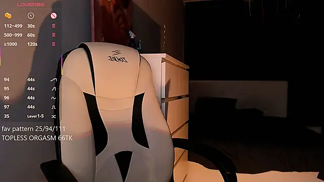 Snapshot of Aura_boobss chatting on 03/27/26, 09:47 Aura boobss online show from 03/27/26, 09:47