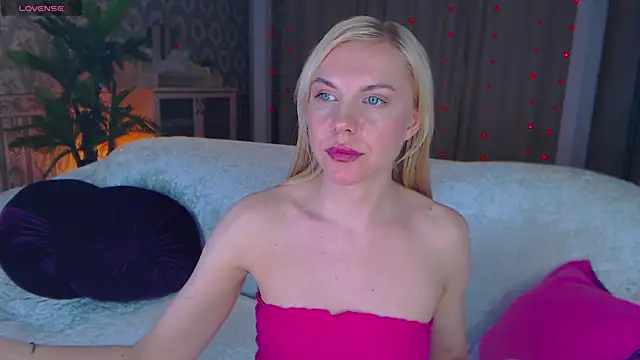 Snapshot of LiSinDoll chatting on 11/12/25, 08:59 LiSinDoll online show from 11/12/25, 08:59