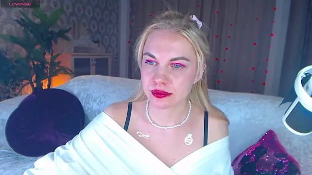 Snapshot of LiSinDoll chatting on 11/18/25, 06:18 LiSinDoll online show from 11/18/25, 06:18