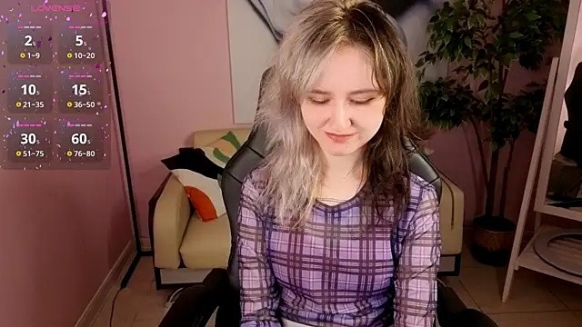 Snapshot of girl_next_doorr chatting on 06/06/26, 01:05 girl next doorr online show from 06/06/26, 01:05