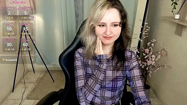 Snapshot of girl_next_doorr chatting on 06/28/26, 01:17 girl next doorr online show from 06/28/26, 01:17