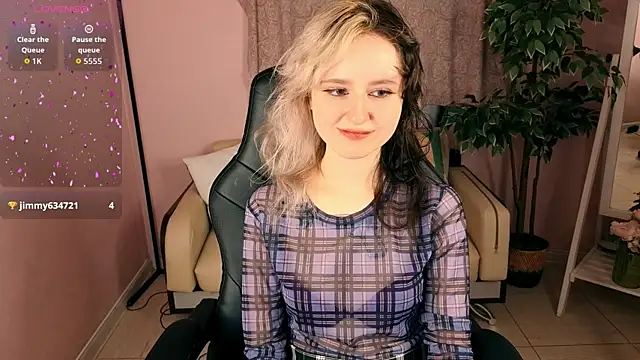 Snapshot of girl_next_doorr chatting on 07/04/26, 12:55 girl next doorr online show from 07/04/26, 12:55