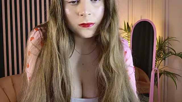 Queen Michelle  online show from 12/19/25, 10:28