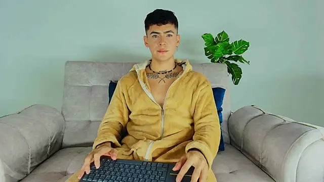 CamiiGuzmanX online show from 10/08/25, 07:55