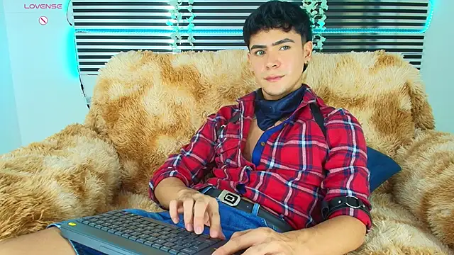 Snapshot of CamiiGuzmanX chatting on 05/04/26, 07:43 CamiiGuzmanX online show from 05/04/26, 07:43
