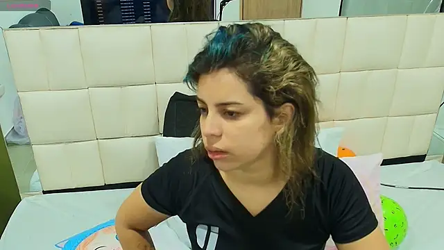 Snapshot of gisell_gomez chatting on 10/27/25, 11:14 gisell gomez online show from 10/27/25, 11:14