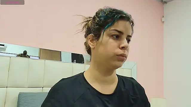 Snapshot of gisell_gomez chatting on 11/18/25, 12:20 gisell gomez online show from 11/18/25, 12:20