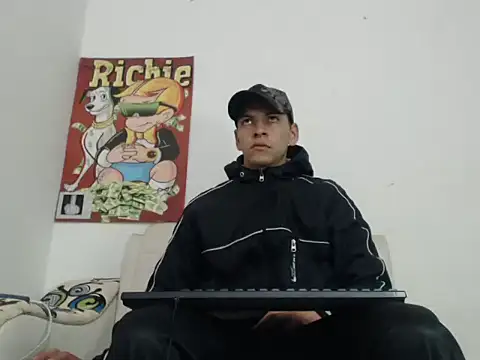 Snapshot of Thomasjons_ chatting on 10/31/25, 10:00 Thomasjons online show from 10/31/25, 10:00