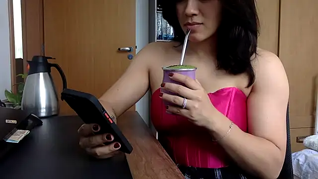 Snapshot of SEXOFLION chatting on 10/06/25, 05:32 SEXOFLION online show from 10/06/25, 05:32