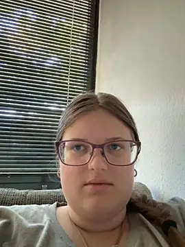 Snapshot of CurvyPaar2 chatting on 09/28/25, 08:42 CurvyPaar2 online show from 09/28/25, 08:42