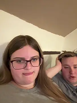 Snapshot of CurvyPaar2 chatting on 02/03/26, 08:03 CurvyPaar2 online show from 02/03/26, 08:03