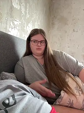 Snapshot of CurvyPaar2 chatting on 02/18/26, 10:11 CurvyPaar2 online show from 02/18/26, 10:11