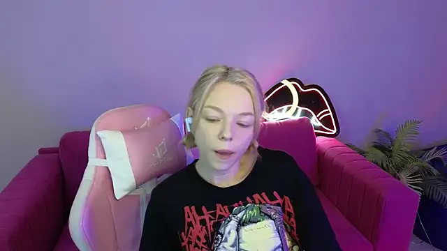 MillaHolt online show from 09/13/25, 01:38