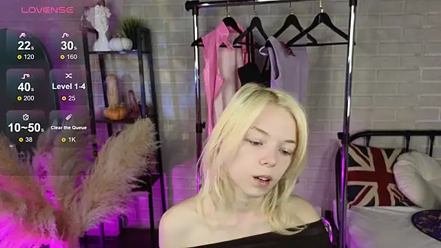 MillaHolt online show from 10/22/25, 08:47