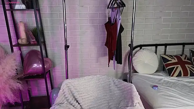 MillaHolt online show from 11/30/25, 08:40