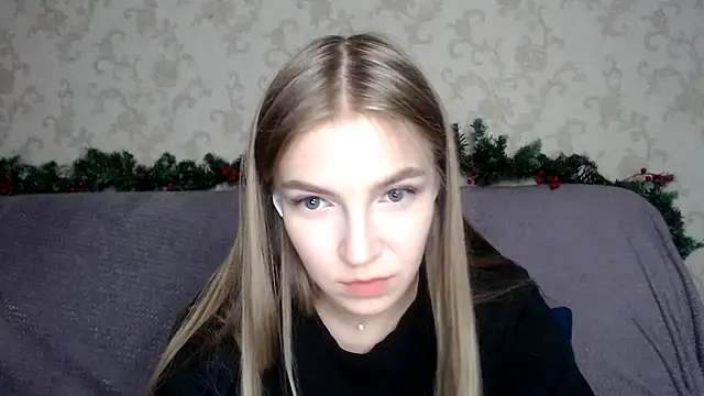 HitGyrl online show from 12/15/25, 03:38