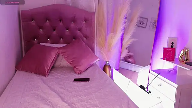 Snapshot of ZoeRuiiz chatting on 10/26/25, 04:07 ZoeRuiiz online show from 10/26/25, 04:07