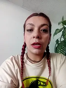 Snapshot of _ari_gato_ chatting on 12/15/25, 05:28 ari gato online show from 12/15/25, 05:28