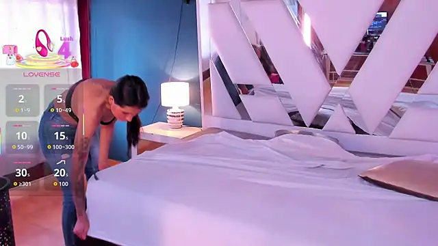 Snapshot of mia_kinky1 chatting on 10/27/25, 06:12 mia kinky1 online show from 10/27/25, 06:12